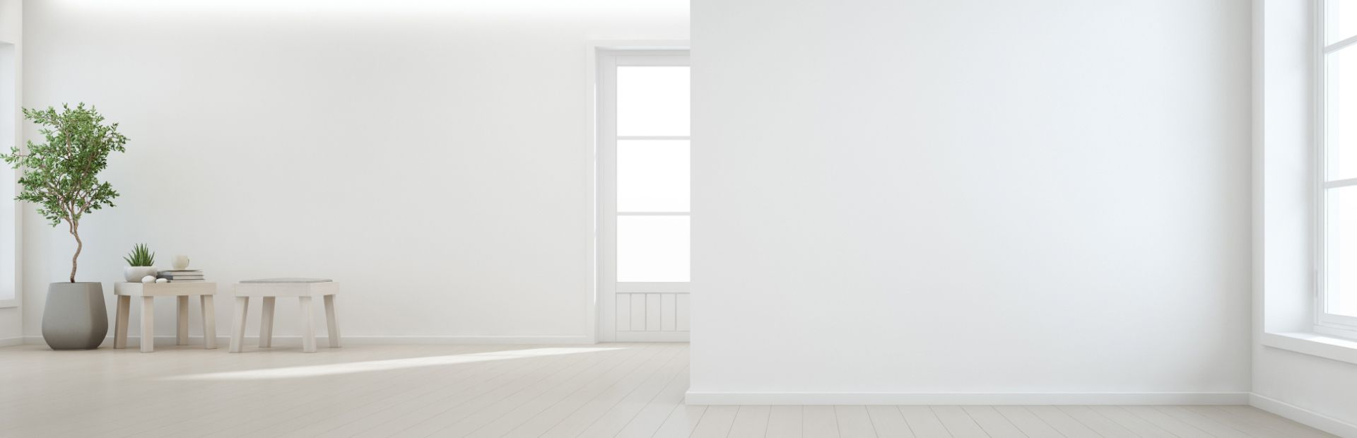 Manos de una persona trabajando delante de un portátil/tablet