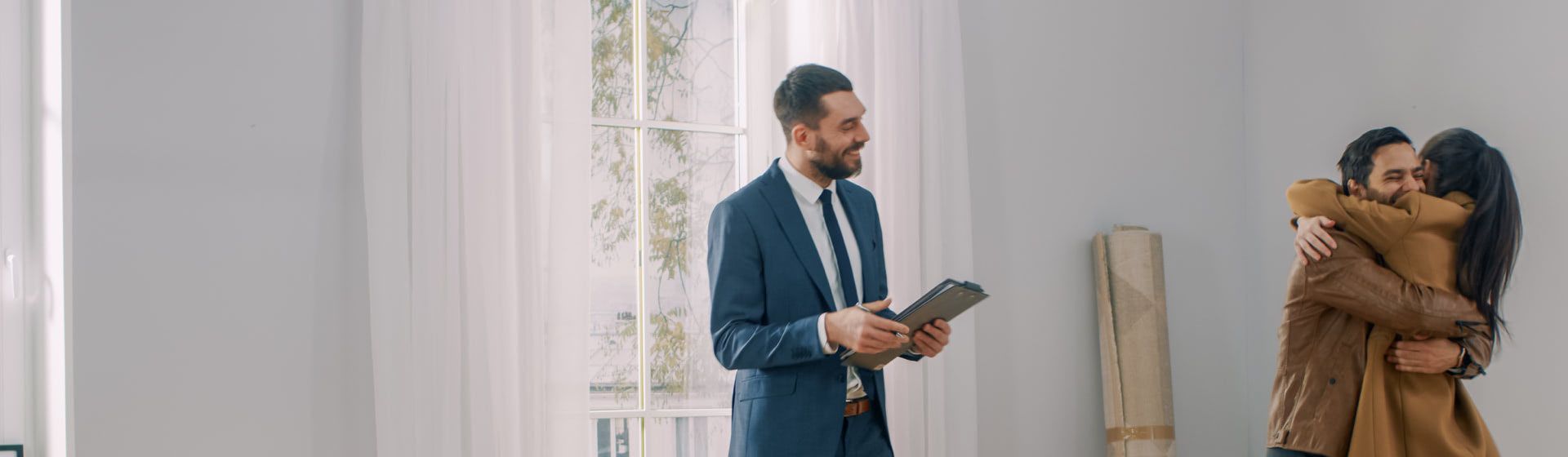 Pareja que se abraza al encontrar su casa ideal