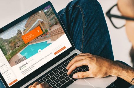 Chico mirando una casa en la web de habitaclia