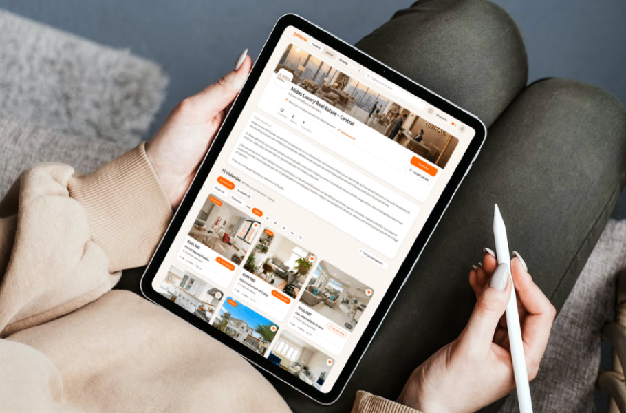 Plano cenital donde se ven las manos de una persona con una tablet navegadon por habitaclia