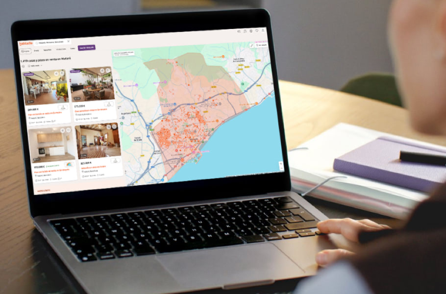Portátil que muestra la un mapa con inmuebles de habitaclia