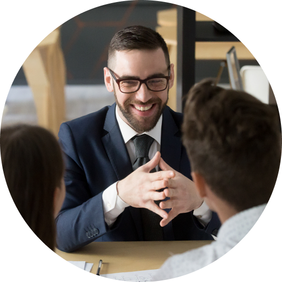 Profesional inmobiliario negociando