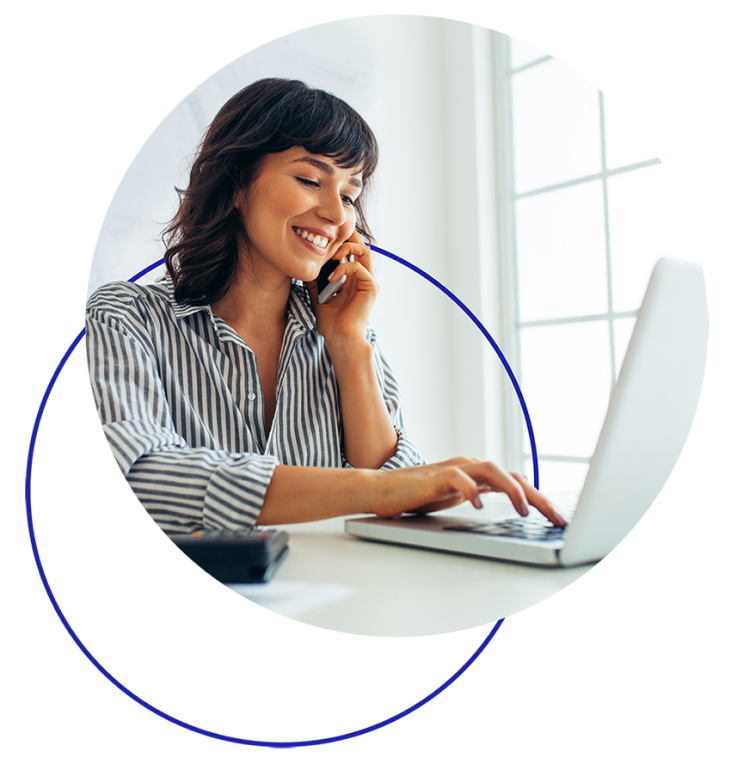 Profesional inmobiliaria con ordenador