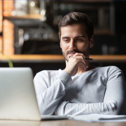 Chico mirando a su portátil