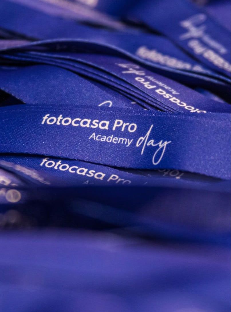 Detalle de las cintas de las acreditaciones con el logo de Academy Day